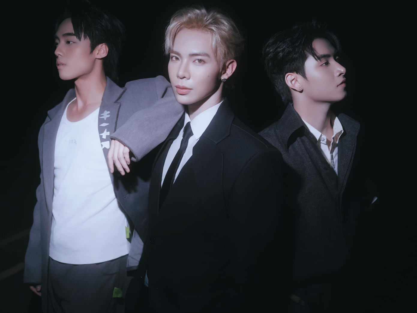 Visual "nét căng" của dàn Anh Trai "Say Hi" trong MV mới của ERIK. Visual "nét căng" của dàn Anh Trai "Say Hi" trong MV mới của ERIK.