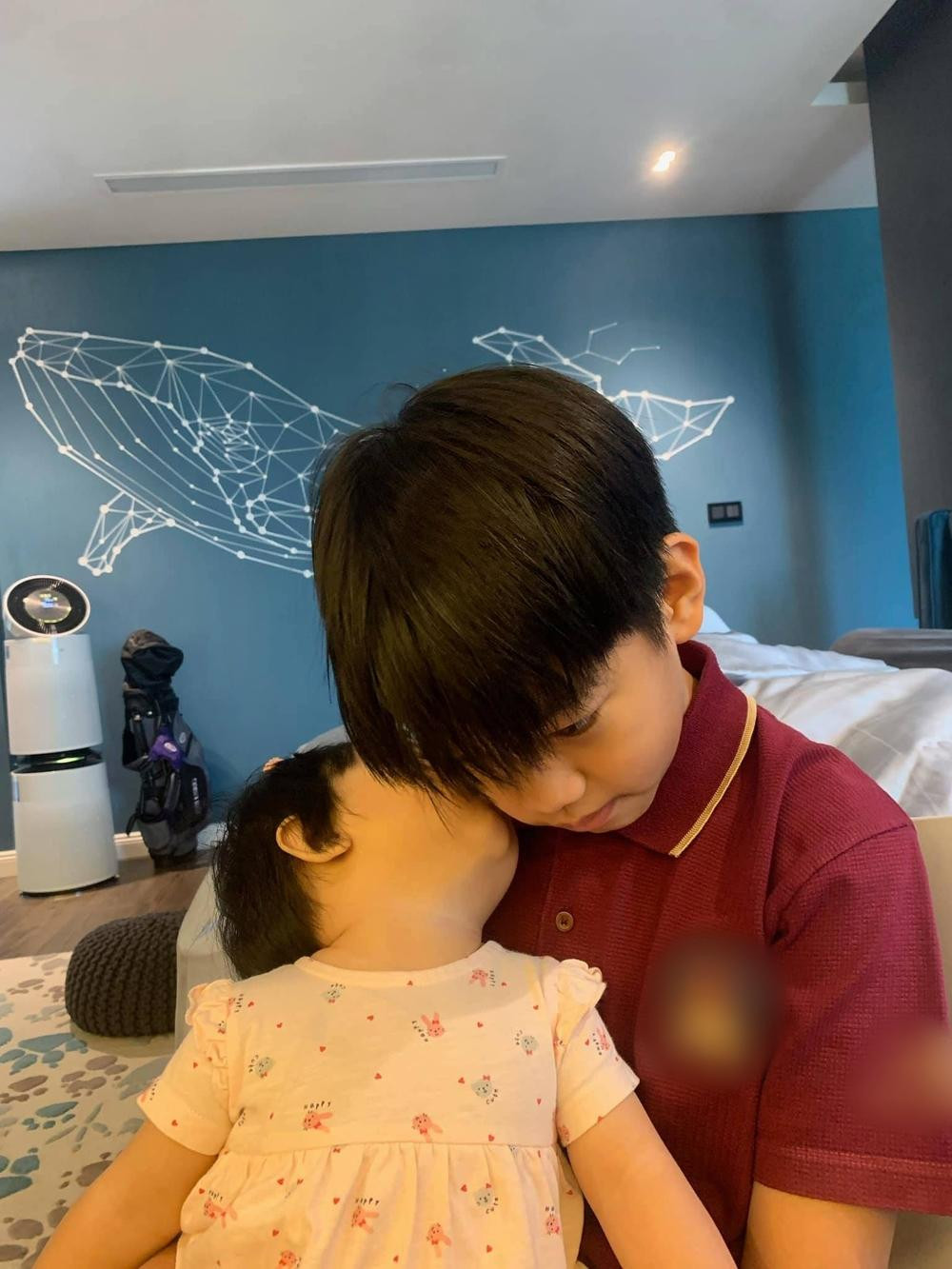 Suchin thể hiện tình cảm với anh trai Subeo. Suchin thể hiện tình cảm với anh trai Subeo.