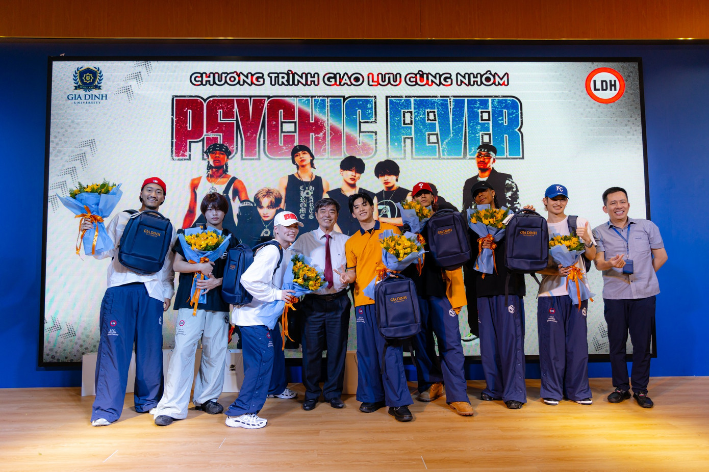 Ngày 13/12, PSYCHIC FEVER có buổi giao lưu với sinh viên trường ĐH Gia Định (TP.HCM). Ngày 13/12, PSYCHIC FEVER có buổi giao lưu với sinh viên trường ĐH Gia Định (TP.HCM).