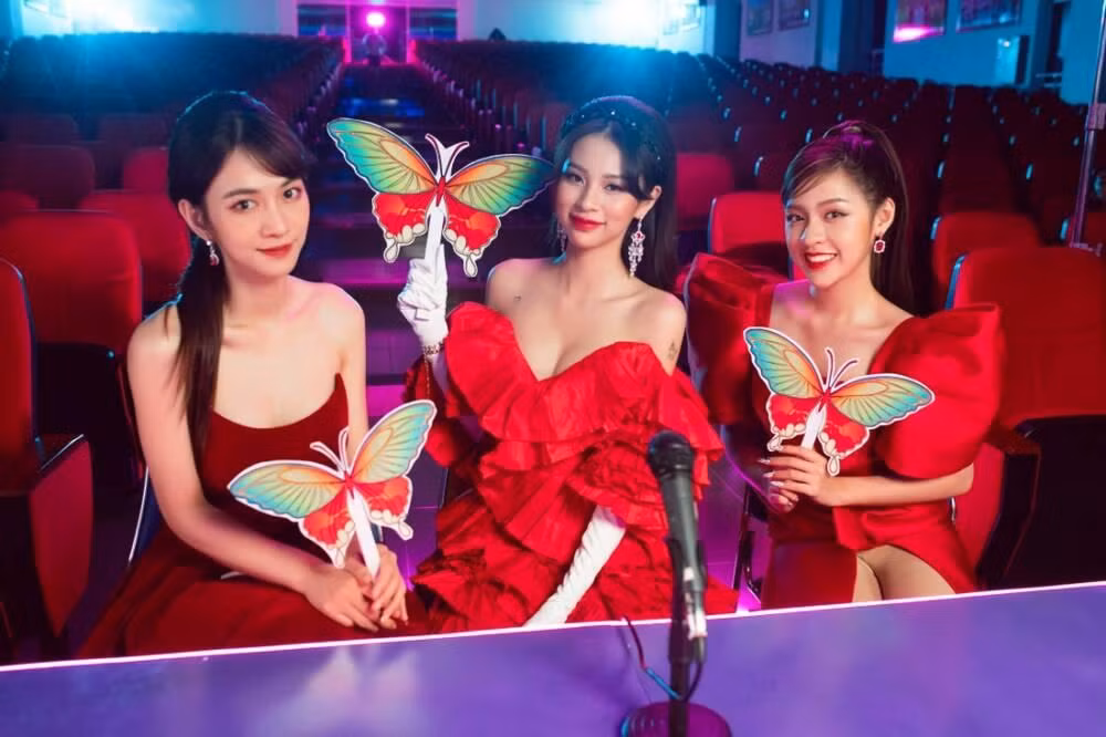 Cánh Bướm Dối Gian tiếp tục nhận về "cơn bão" dislike từ cộng đồng mạng. Cánh Bướm Dối Gian tiếp tục nhận về "cơn bão" dislike từ cộng đồng mạng.