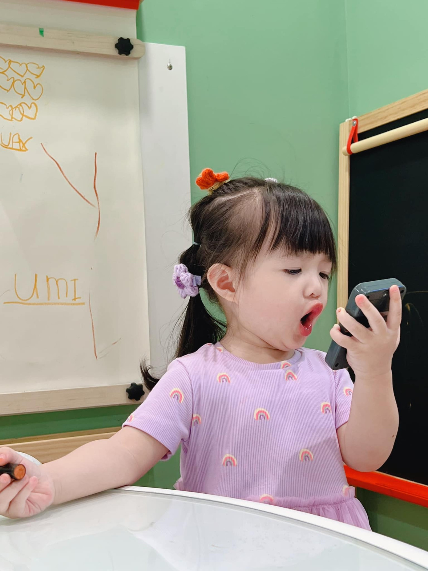 Khoảnh khắc chơi đồ hàng "chân thật" của Winnie nhận về bão haha từ netizen.