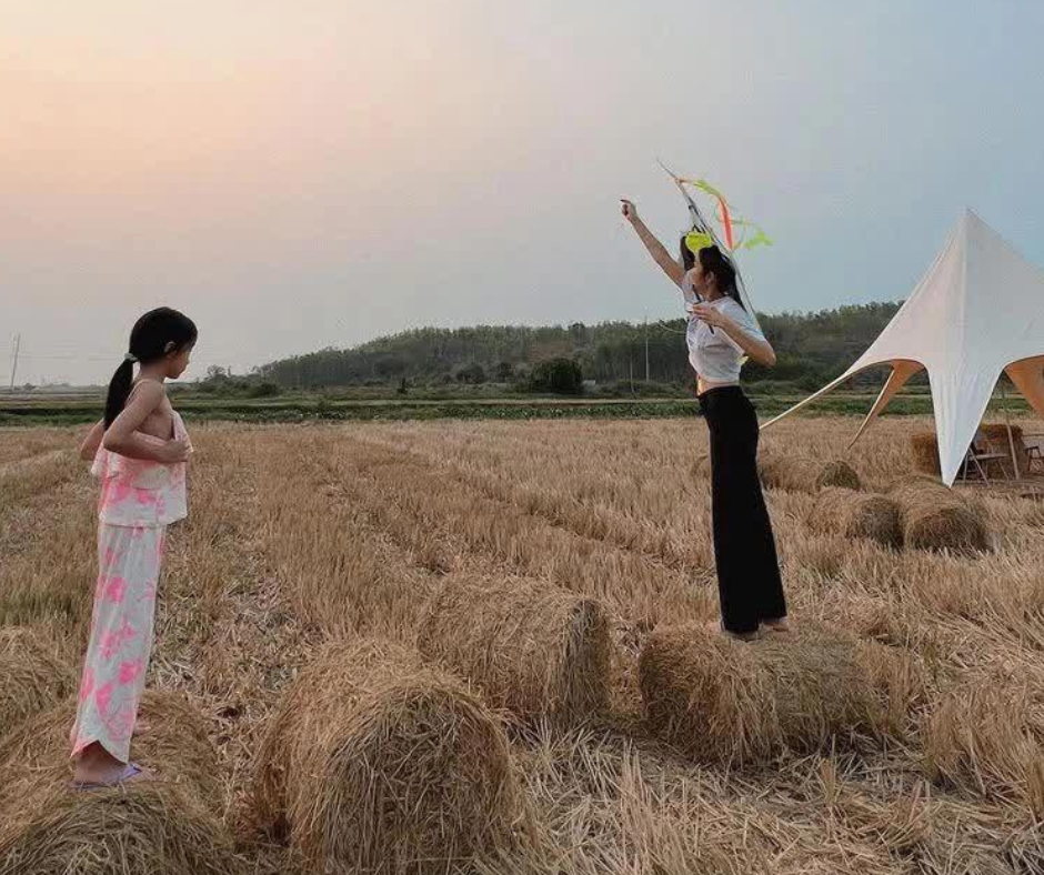 Chloe Nguyễn chơi thả diều cùng mẹ. "Mẹ và con gái cùng cái con diều trầy trật cả buổi chiều chạy đủ kiểu vẫn không chịu bay" - Tăng Thanh Hà hóm hỉnh tiết lộ.