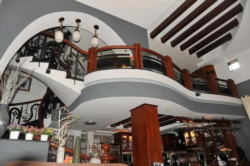 Cận cảnh căn biệt thự bề thế của vợ chồng Lý Hải - Minh Hà.