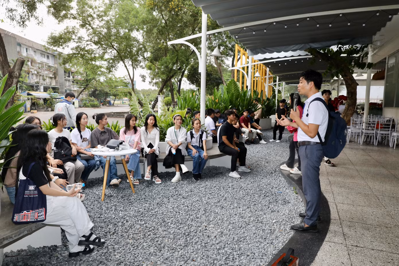 Đoàn tân sinh viên nghe hướng dẫn về các địa danh của thành phố.