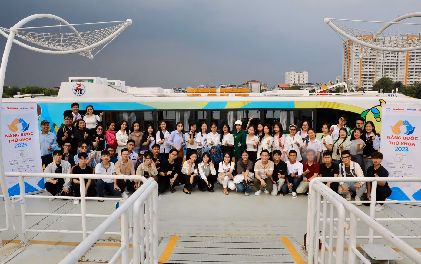 Các bạn tân sinh viên check-in tại bến Bạch Đằng - TP. Hồ Chí Minh.