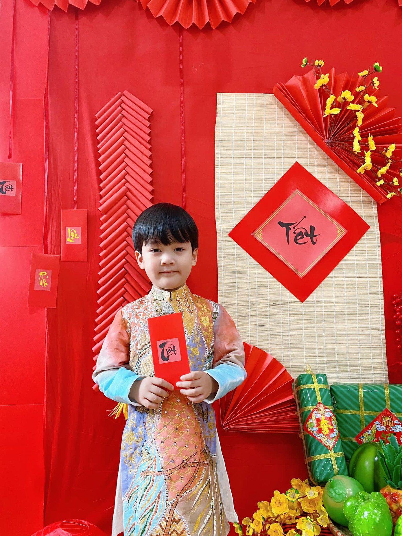 Con trai Đàm Vĩnh Hưng diện áo dài nhiều màu sắc rất đáng yêu. Con trai Đàm Vĩnh Hưng diện áo dài nhiều màu sắc rất đáng yêu.