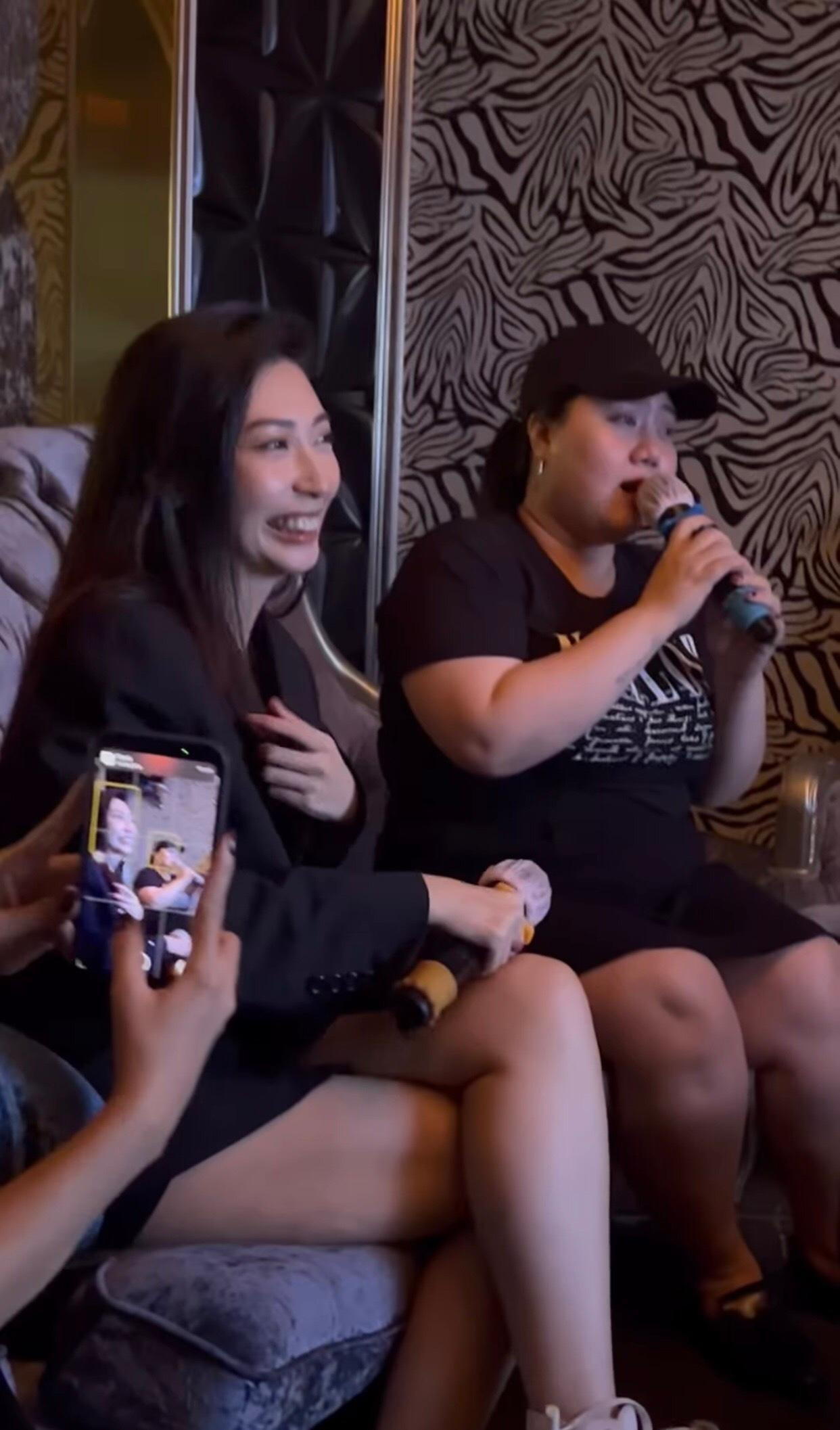 Nhóm bạn đã cùng đi ăn, đi hát karaoke cùng nhau.