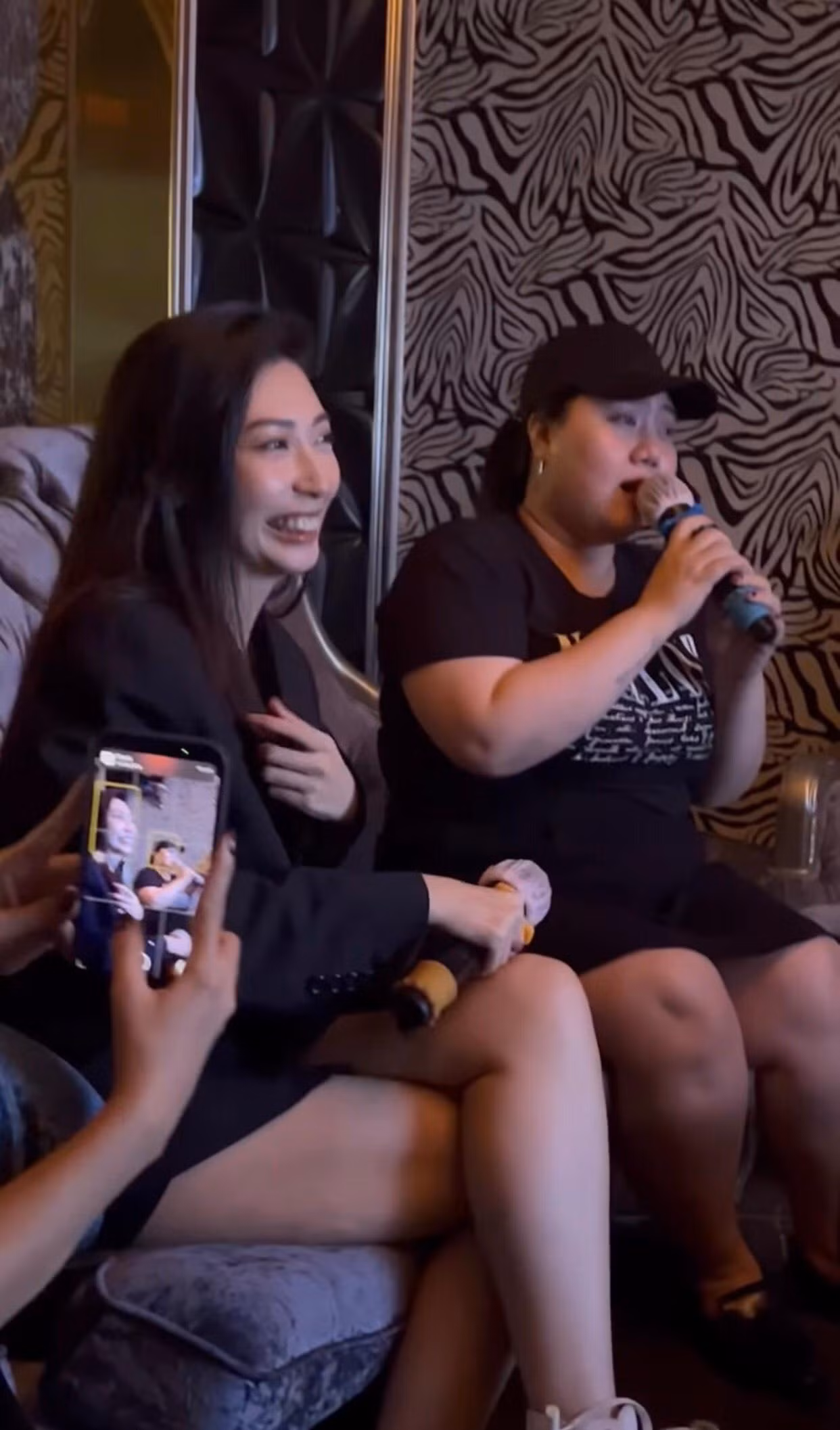 Nhóm bạn đã cùng đi ăn, đi hát karaoke cùng nhau. Nhóm bạn đã cùng đi ăn, đi hát karaoke cùng nhau.