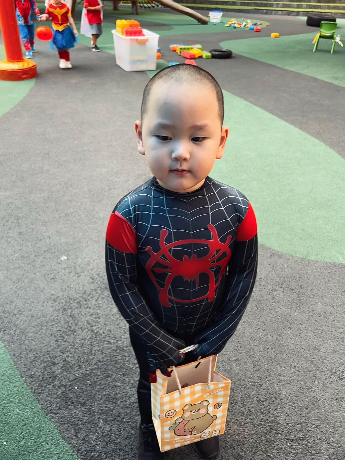 Hình ảnh đáng yêu &quot;hết nấc&quot; của cậu út nhà Trà My Idol khi &quot;biến hình&quot; thành Spider-Man.