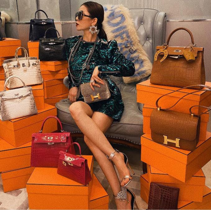 Lệ Quyên từng khiến người hâm mộ "bật ngửa" với bức ảnh chụp cùng bộ sưu tập túi hiệu tiền tỷ của mình. Lệ Quyên từng khiến người hâm mộ "bật ngửa" với bức ảnh chụp cùng bộ sưu tập túi hiệu tiền tỷ của mình.