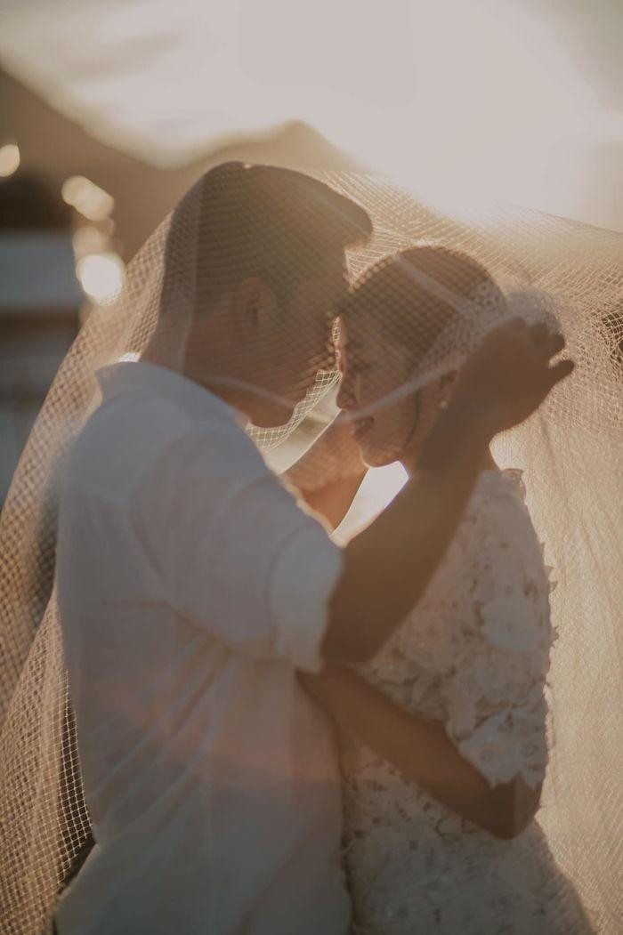 Bộ ảnh cưới với phong cách hiện đại, lãng mạn tại bến du thuyền của Liêu Hà Trinh.