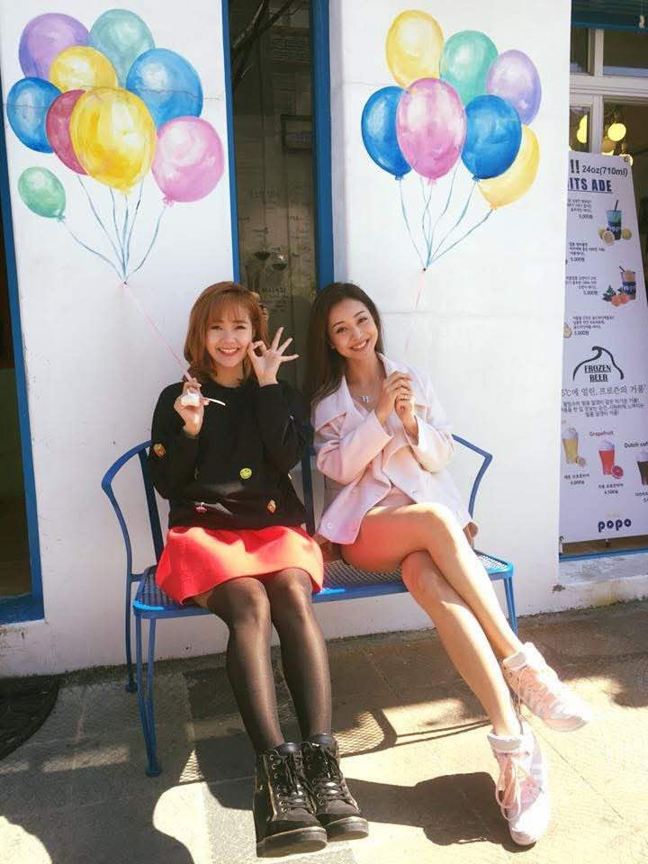 Nữ diễn viên tạo dáng cùng Hoa hậu Jennifer Phạm. Nữ diễn viên tạo dáng cùng Hoa hậu Jennifer Phạm.