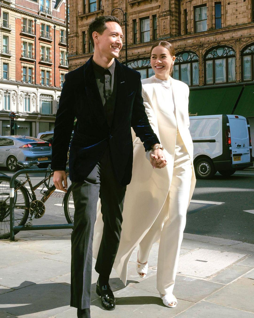 Hồ Ngọc Hà và Kim Lý tranh thủ phát "kẹo" với loạt ảnh tình tứ tại trời Âu.