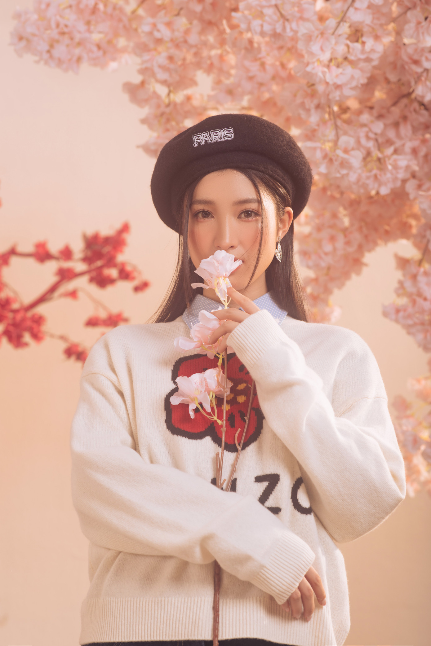 Xuất hiện ở bộ ảnh đầu tiên, Phương Nhi chọn concept "nữ sinh" với áo sơ mi phối cùng sweater năng động. Xuất hiện ở bộ ảnh đầu tiên, Phương Nhi chọn concept "nữ sinh" với áo sơ mi phối cùng sweater năng động.