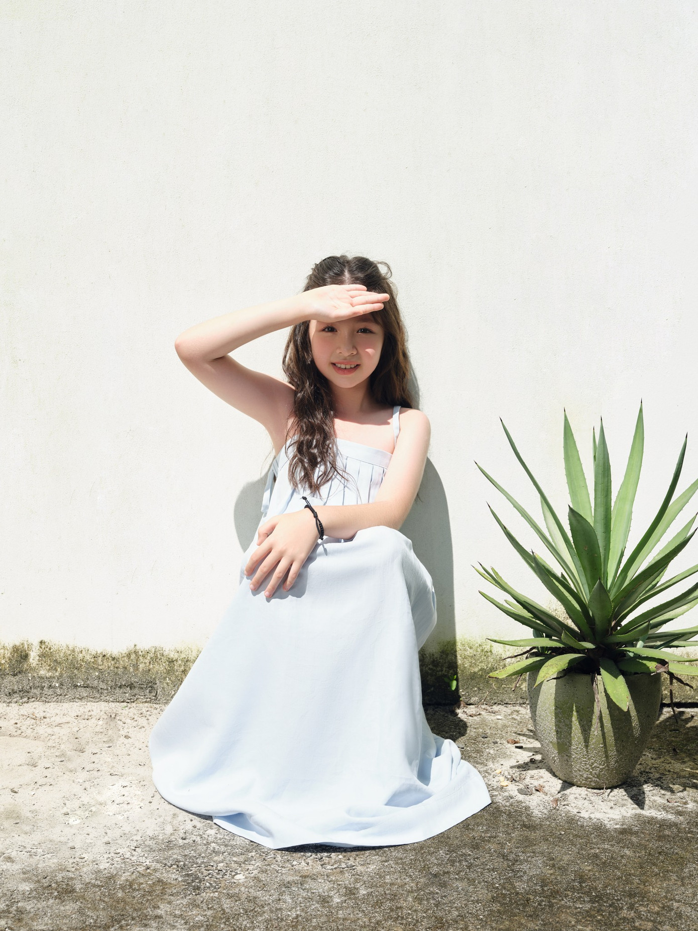 Cô bé được mẹ cho diện những mẫu đầm dài, dáng xòe theo phong cách "công chúa".