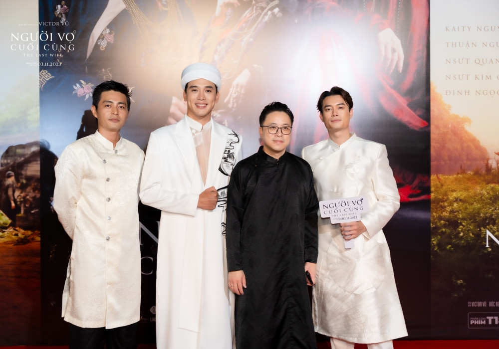 Đạo diễn Victor Vũ cùng dàn diễn viên.