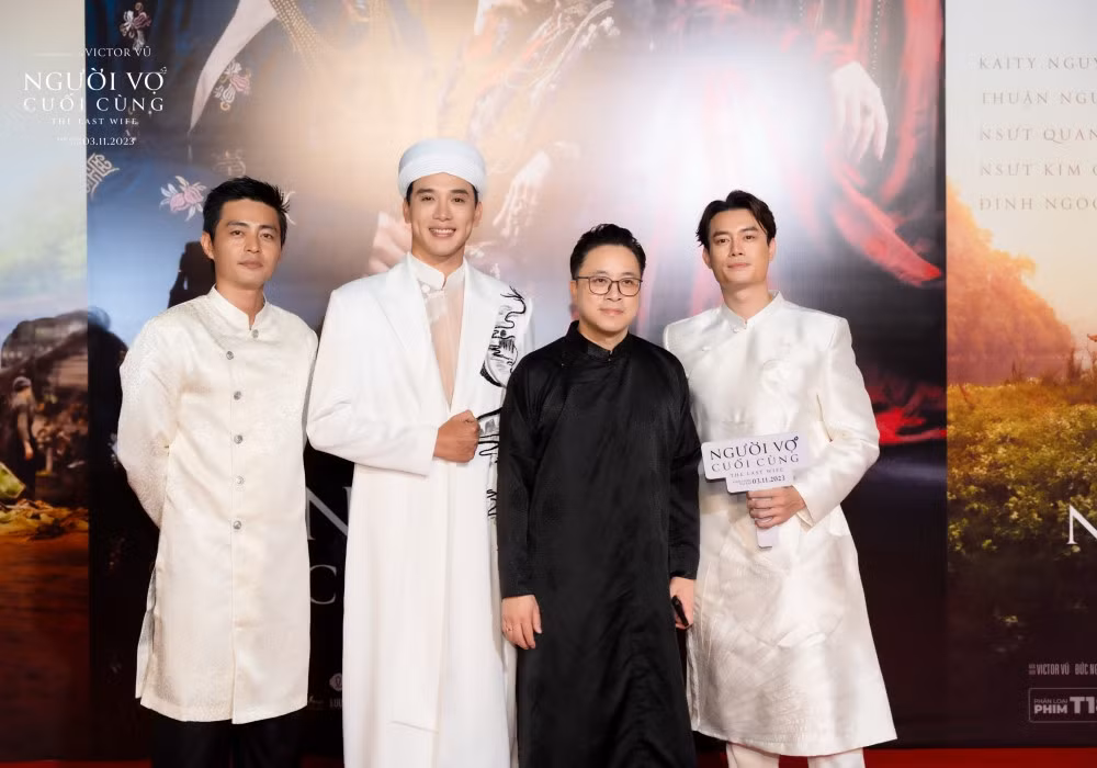 Đạo diễn Victor Vũ cùng dàn diễn viên.