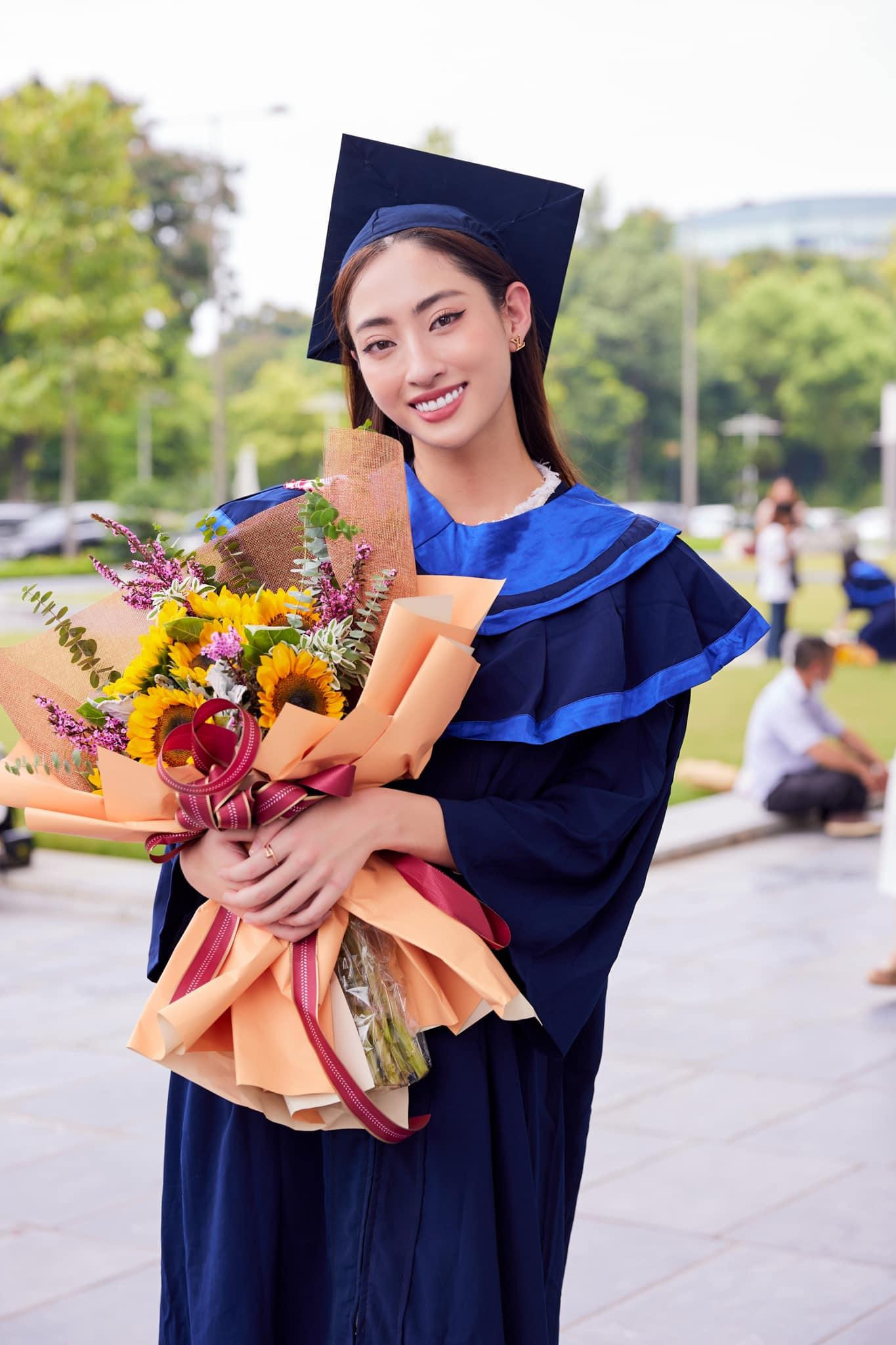 Hoa hậu Lương Thùy Linh rạng ngời trong buổi lễ tốt nghiệp.