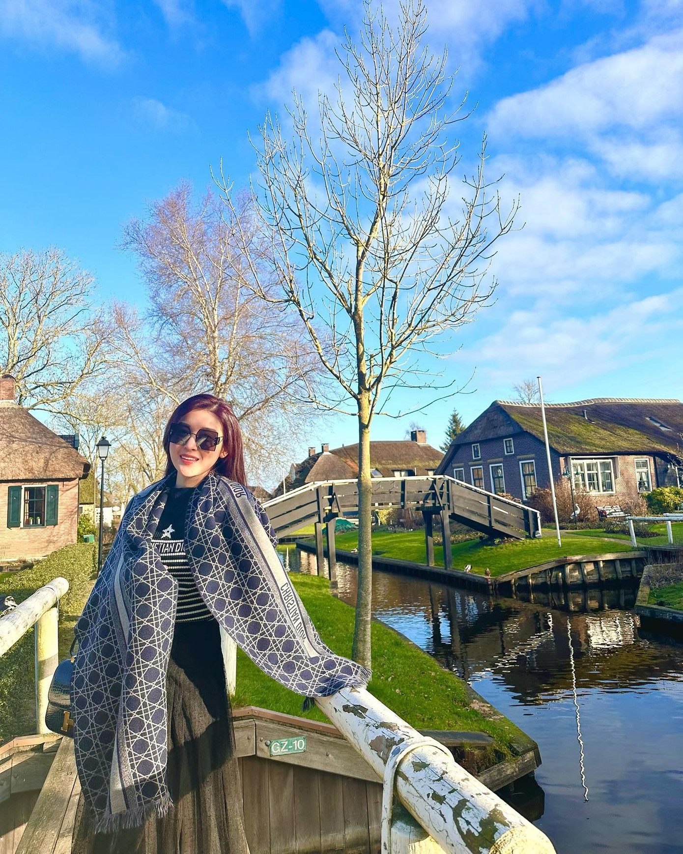 Á hậu Huyền My khoe nhan sắc ngày một thăng hạng ở làng Giethoorn, Hà Lan.