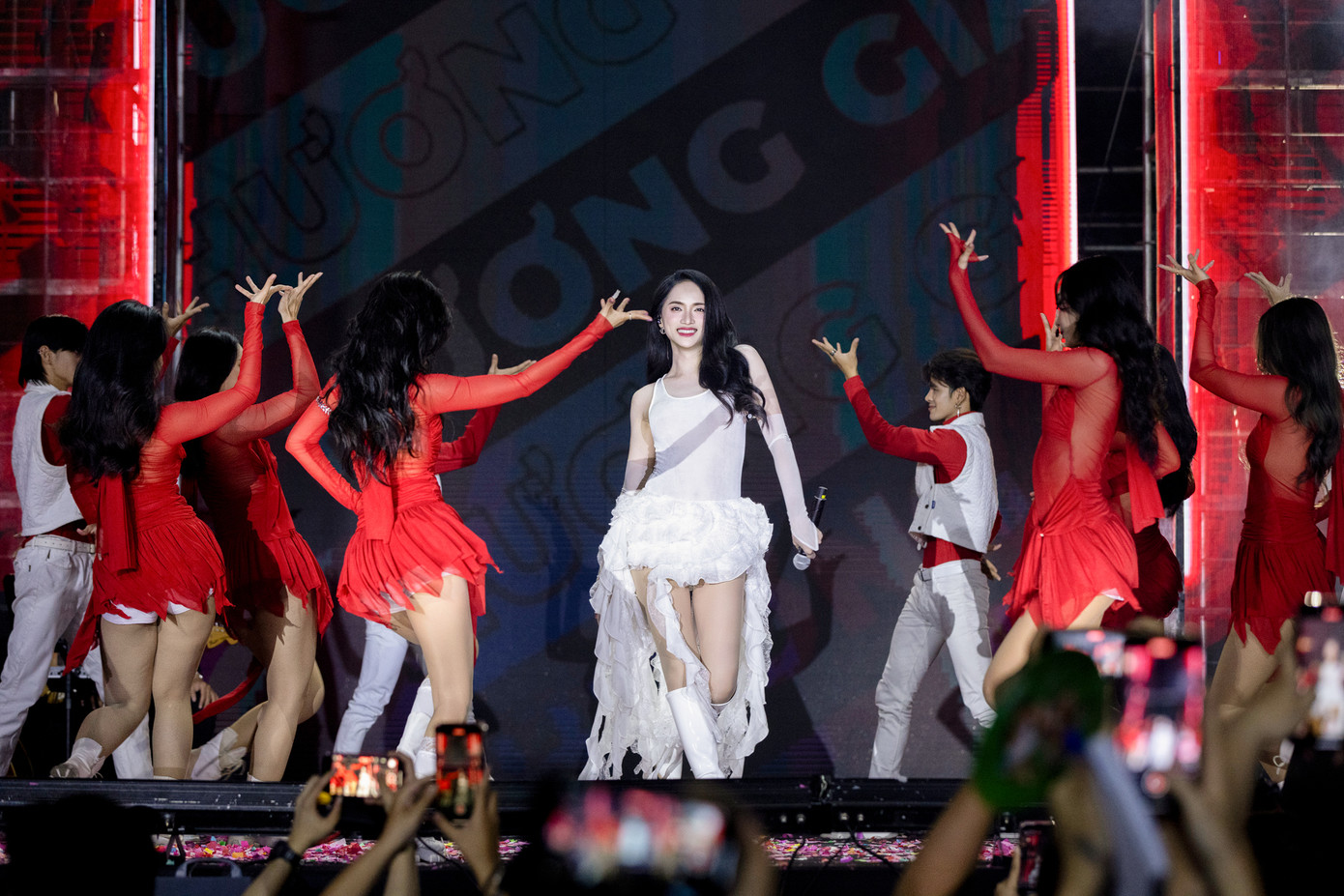 Hương Giang chiếm trọn spotlight với màn trình diễn Hót Hòn Họt.