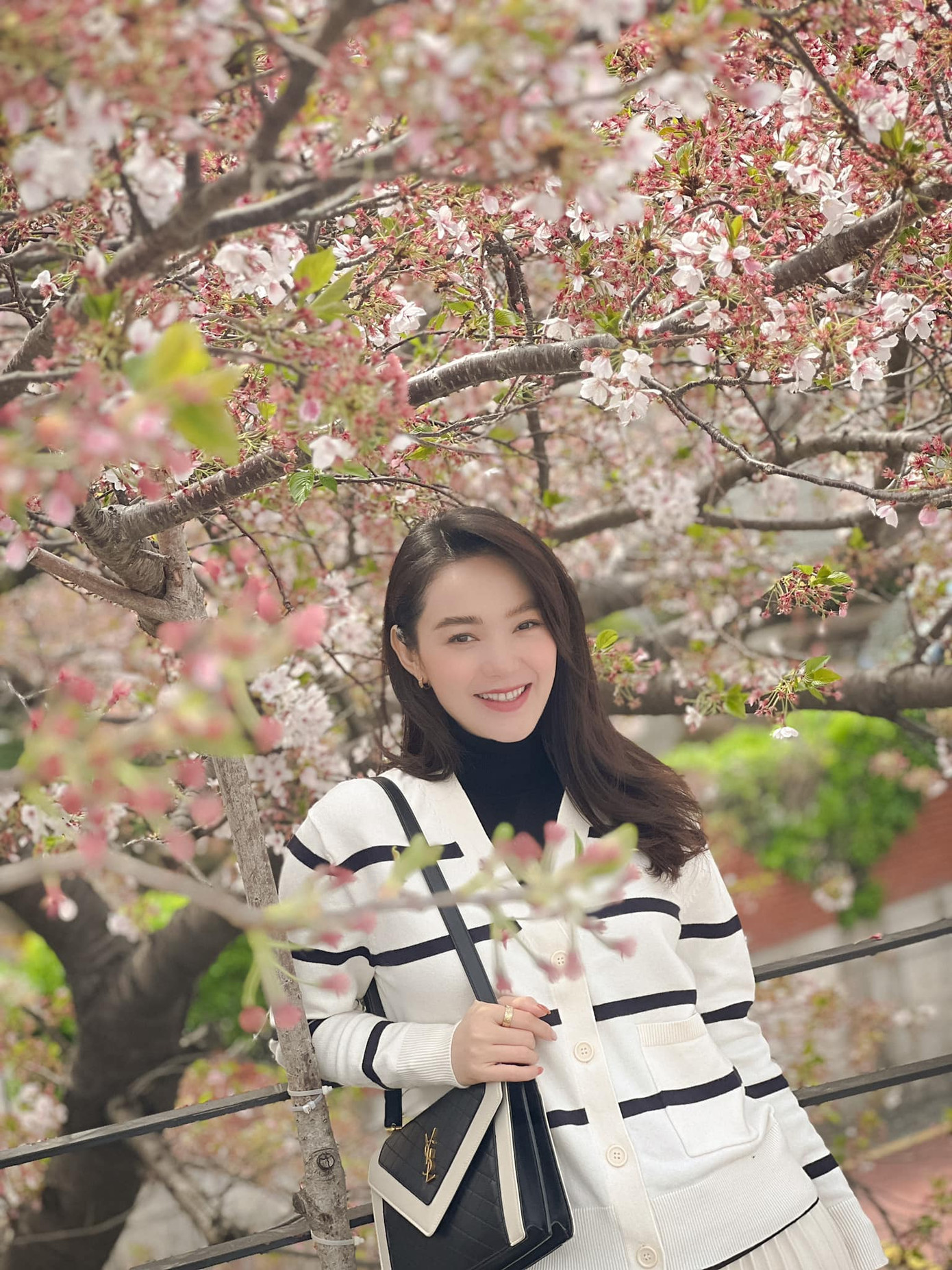 Nữ diễn viên "thả dáng" thanh lịch với áo len cổ lọ, chân váy dài và áo cardigan. Nữ diễn viên "thả dáng" thanh lịch với áo len cổ lọ, chân váy dài và áo cardigan.