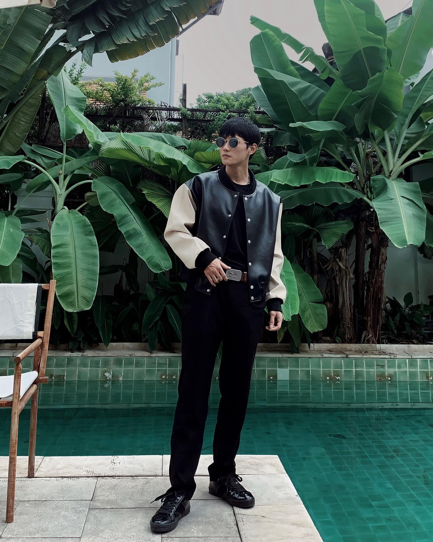 Để tổng thể không bị nhàm chán, anh chàng sử dụng thêm mắt kính và những thiết kế áo khoác ấn tượng hơn. Để tổng thể không bị nhàm chán, anh chàng sử dụng thêm mắt kính và những thiết kế áo khoác ấn tượng hơn.