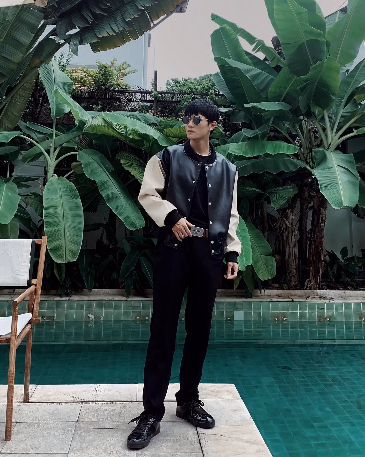 Để tổng thể không bị nhàm chán, anh chàng sử dụng thêm mắt kính và những thiết kế áo khoác ấn tượng hơn.