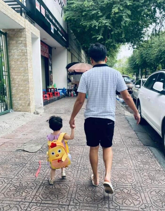 Nam danh hài cùng &quot;công chúa nhỏ&quot; đến trường.