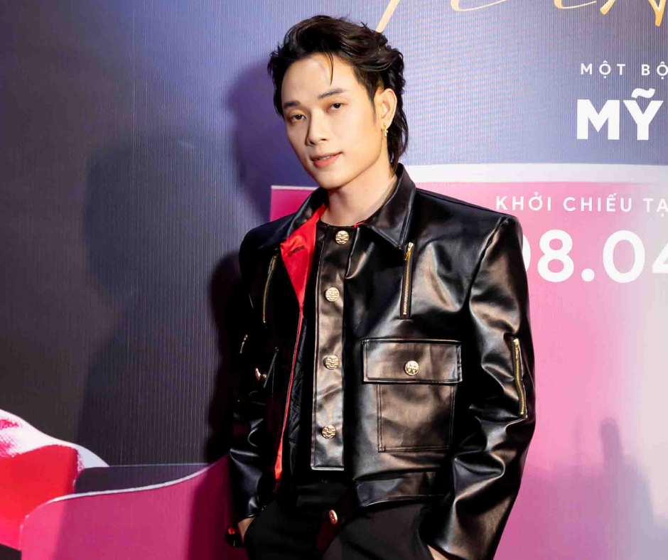 Lần xuất hiện hiếm hoi của ca sĩ Trúc Nhân tại một sự kiện ra mắt phim.