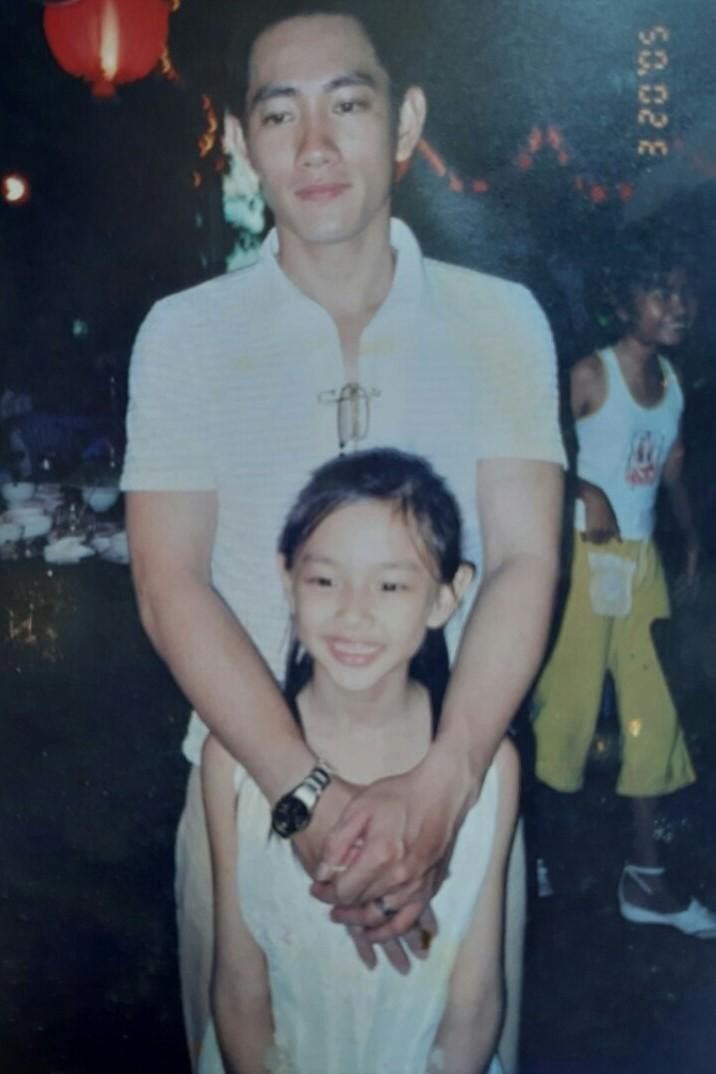 Bức ảnh Thùy Tiên chụp cùng bố đang gây sốt trên MXH. Bức ảnh Thùy Tiên chụp cùng bố đang gây sốt trên MXH.