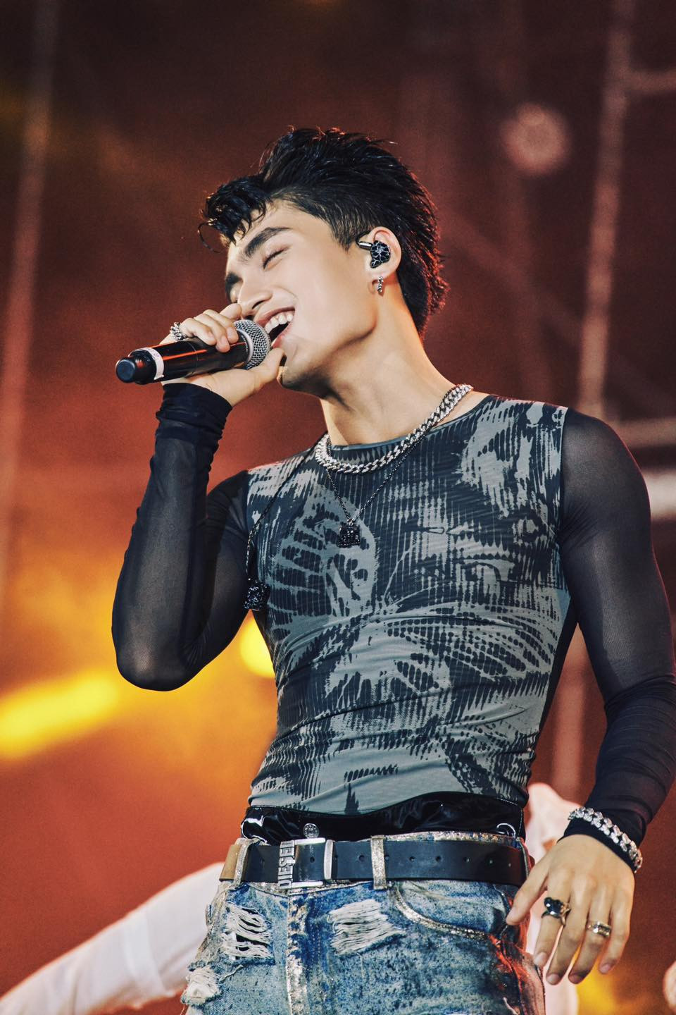 Cách đây ít lâu, nam ca sĩ Gen Z khiến fangirl "ôm tim" khi diện áo ôm sát quyến rũ. Cách đây ít lâu, nam ca sĩ Gen Z khiến fangirl "ôm tim" khi diện áo ôm sát quyến rũ.