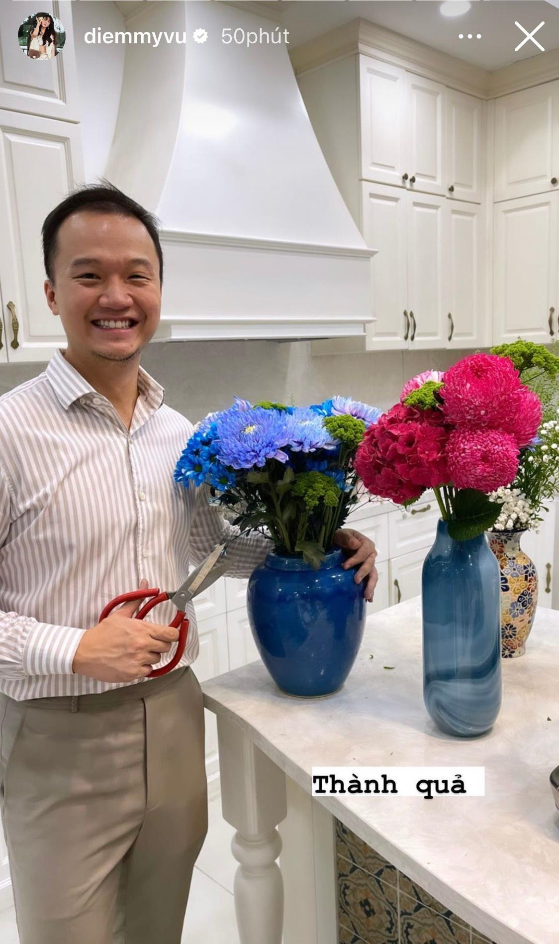 Diễm My 9X khoe trên Instagram hình ảnh bạn trai tự tay cắm hoa tặng mình.