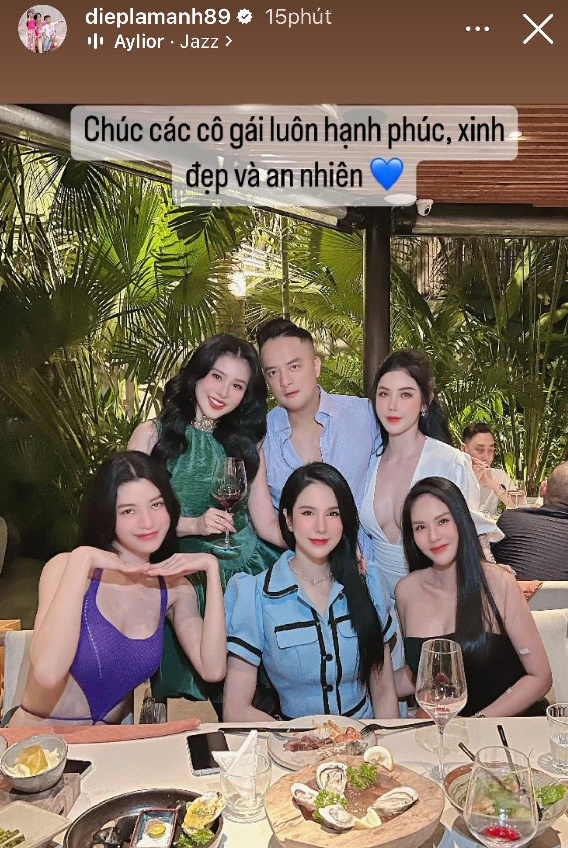 Diệp Lâm Anh xinh đẹp bên hội bạn trong tiệc tối.