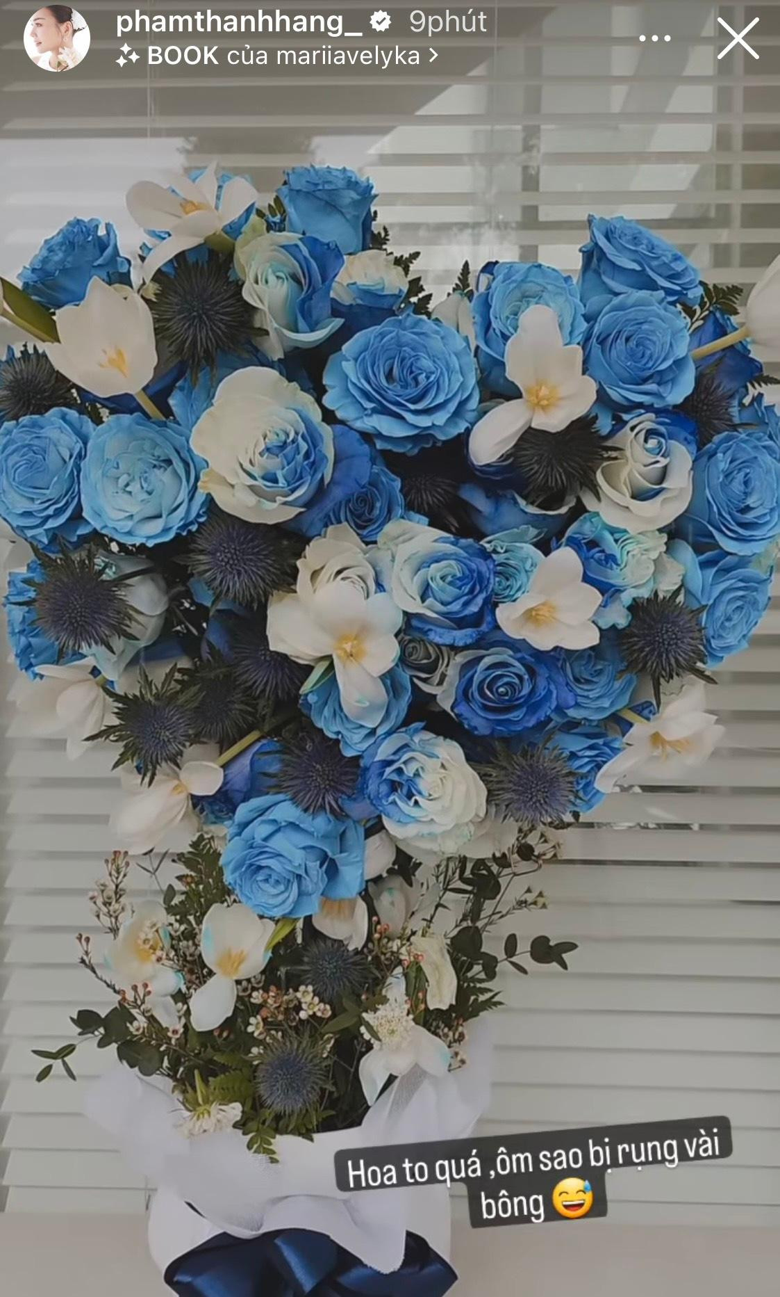 Dàn mỹ nhân V-Biz khoe những bó hoa &quot;xịn xò&quot; được tặng nhân dịp ngày Phụ Nữ Việt Nam.