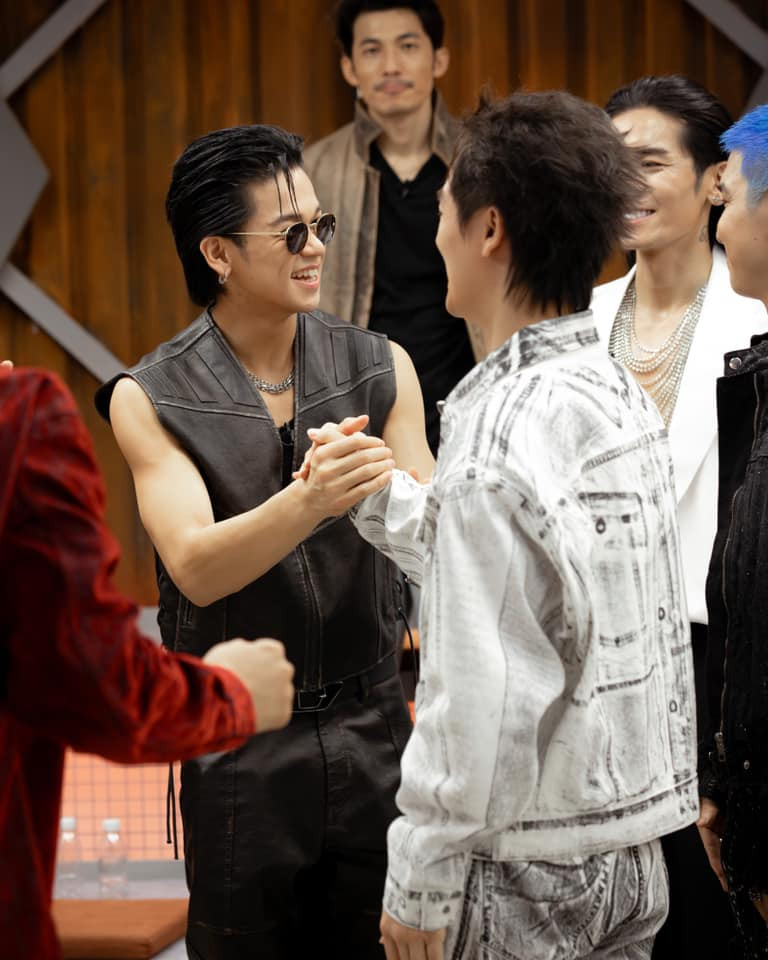 Trọng Hiếu là anh trai thường xuyên "deep talk" với Duy Khánh nhất. Trọng Hiếu là anh trai thường xuyên "deep talk" với Duy Khánh nhất.