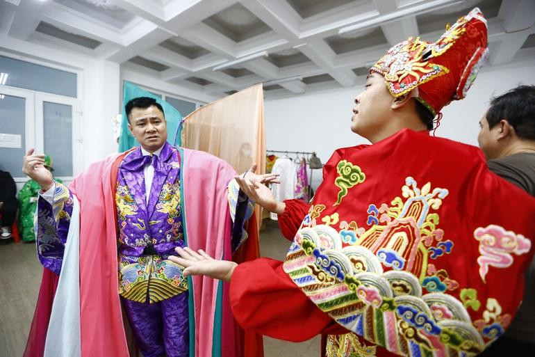 Sân khấu Táo Quân năm nay sẽ có sự chuyển giao giữa dàn nhân vật mới và cũ. Sân khấu Táo Quân năm nay sẽ có sự chuyển giao giữa dàn nhân vật mới và cũ.