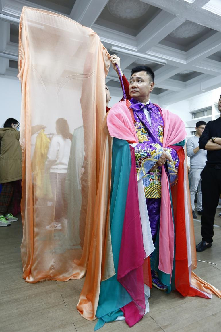 Các Táo trong trang phục lộng lẫy, rực rỡ chuẩn bị lên sân khấu. Các Táo trong trang phục lộng lẫy, rực rỡ chuẩn bị lên sân khấu.