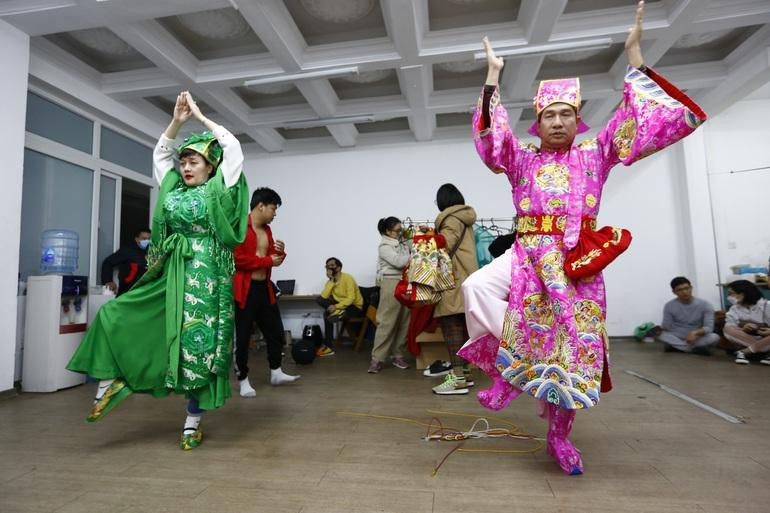 Hai nghệ sĩ Quang Thắng, Vân Dung đang tập múa vũ điệu khi chầu trời. Hai nghệ sĩ Quang Thắng, Vân Dung đang tập múa vũ điệu khi chầu trời.