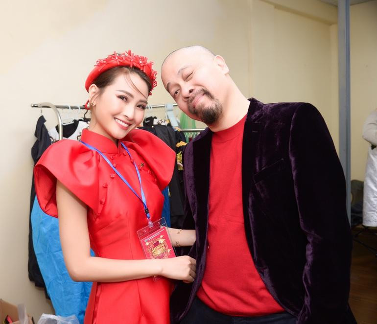 MC Huyền Trang "Mù Tạt" xuất hiện tại hậu trường Táo Quân. MC Huyền Trang "Mù Tạt" xuất hiện tại hậu trường Táo Quân.