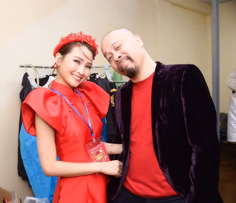 MC Huyền Trang "Mù Tạt" xuất hiện tại hậu trường Táo Quân.