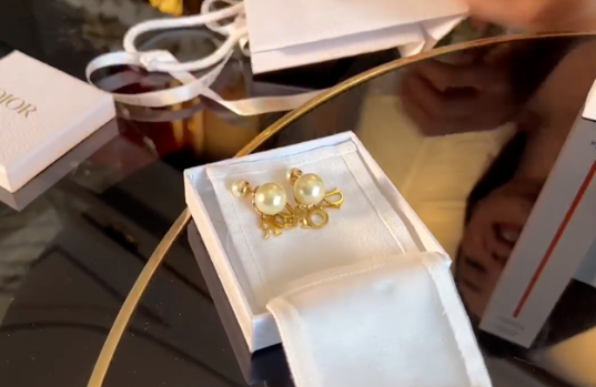 Đôi bông tai trị giá khoảng 20 triệu đồng của ca sĩ Hoàng Thùy Linh. Đôi bông tai trị giá khoảng 20 triệu đồng của ca sĩ Hoàng Thùy Linh.