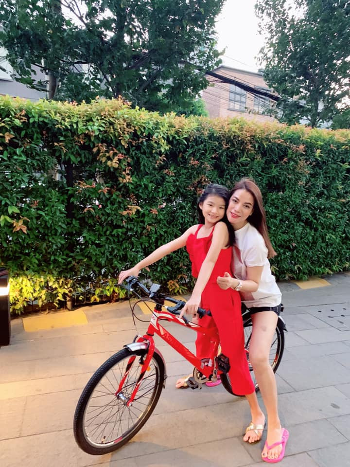 Con gái Trương Ngọc Ánh từ nhỏ đã thừa hưởng nhiều đường nét sắc sảo từ mẹ. Con gái Trương Ngọc Ánh từ nhỏ đã thừa hưởng nhiều đường nét sắc sảo từ mẹ.