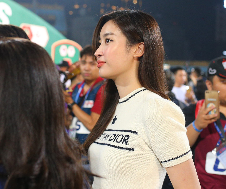 Hoa hậu Đỗ Mỹ Linh mặc áo len dệt màu trắng phối với quần dài ống suông. Trong đó, mẫu áo trắng nàng hậu diện là của thương hiệu Dior, có giá 62 triệu đồng.