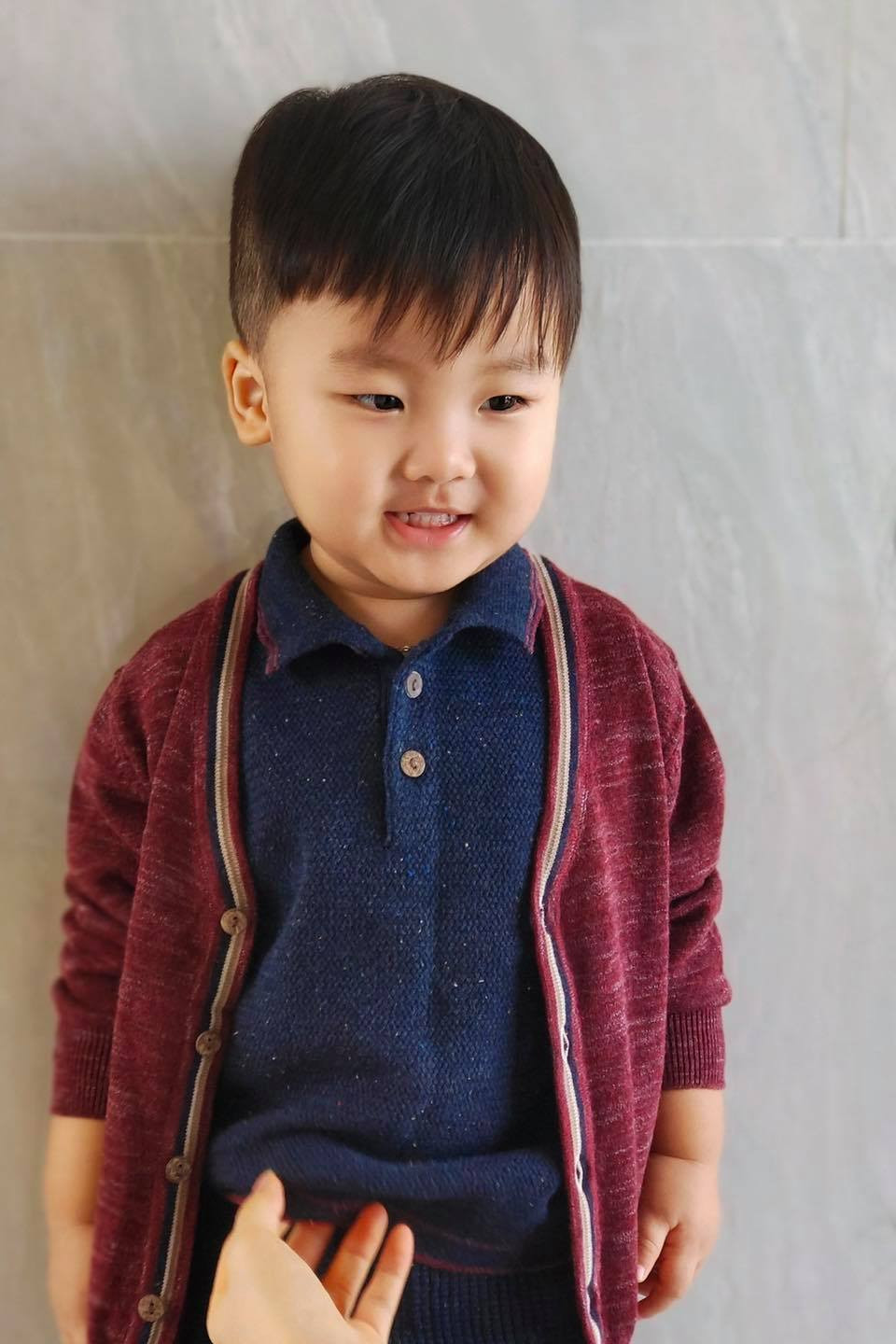 Áo polo dệt kim phối cùng áo khoác cho mùa Đông không lạnh. Áo polo dệt kim phối cùng áo khoác cho mùa Đông không lạnh.