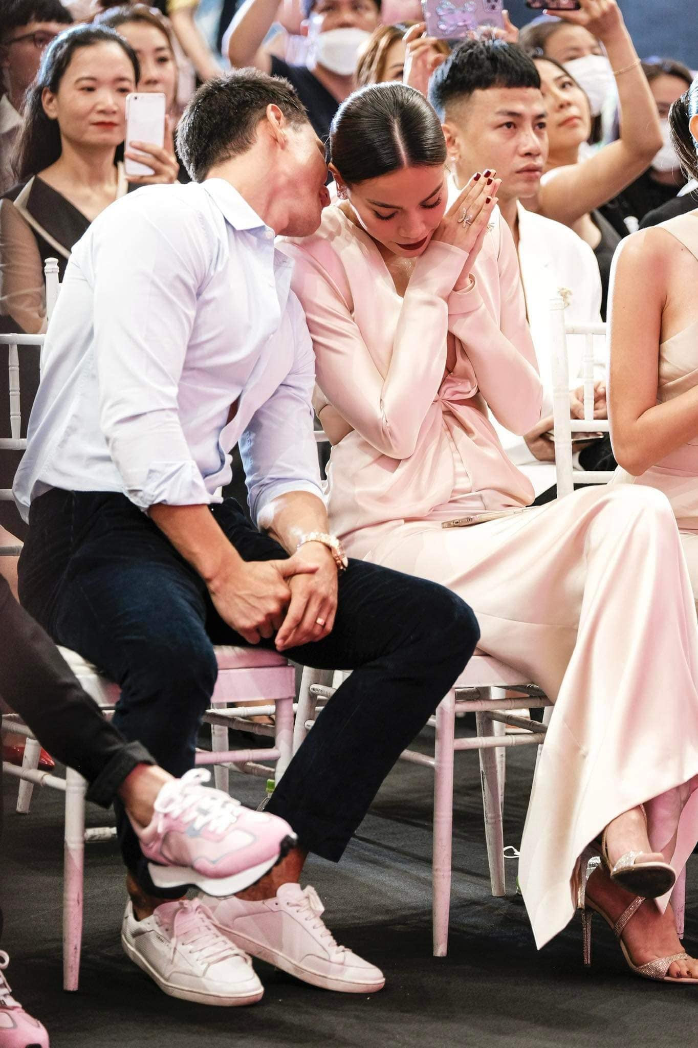 Cặp đôi không ngần ngại dành cho nhau những cử chỉ &quot;ngọt sâu răng&quot;.