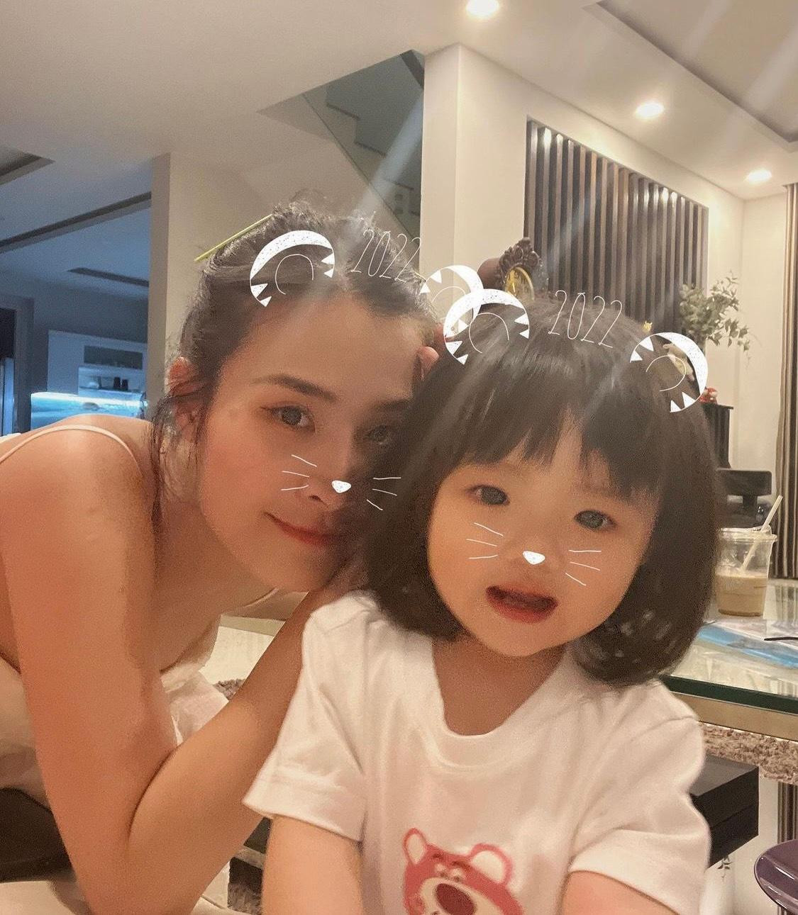 Loạt ảnh "sống ảo" cưng "hết nấc" của bé Winnie và mẹ. Loạt ảnh "sống ảo" cưng "hết nấc" của bé Winnie và mẹ.