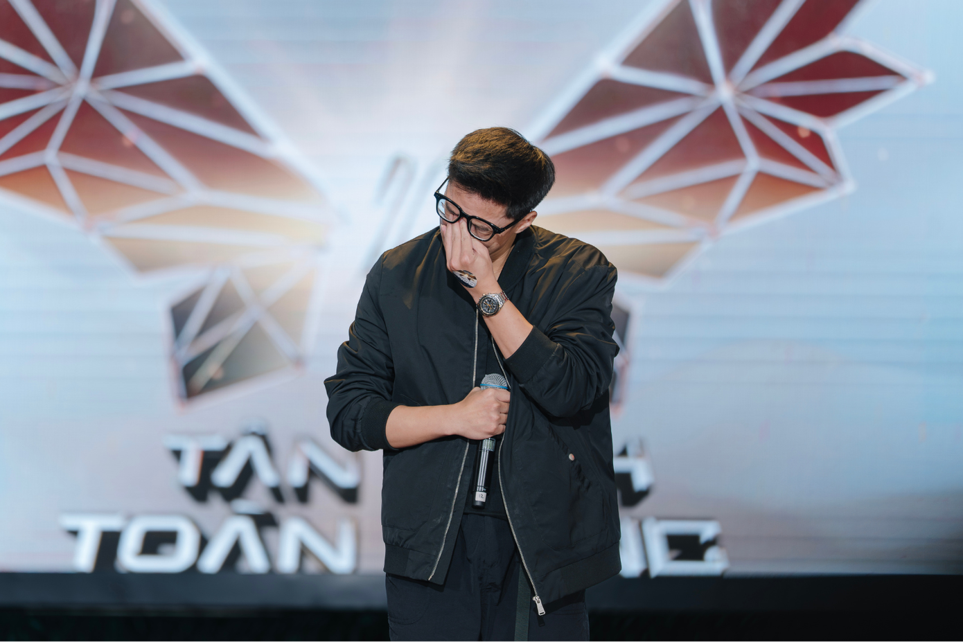 Đoàn Văn Chung xúc động trước vé vàng từ các Nhà Sản Xuất Toàn Năng.