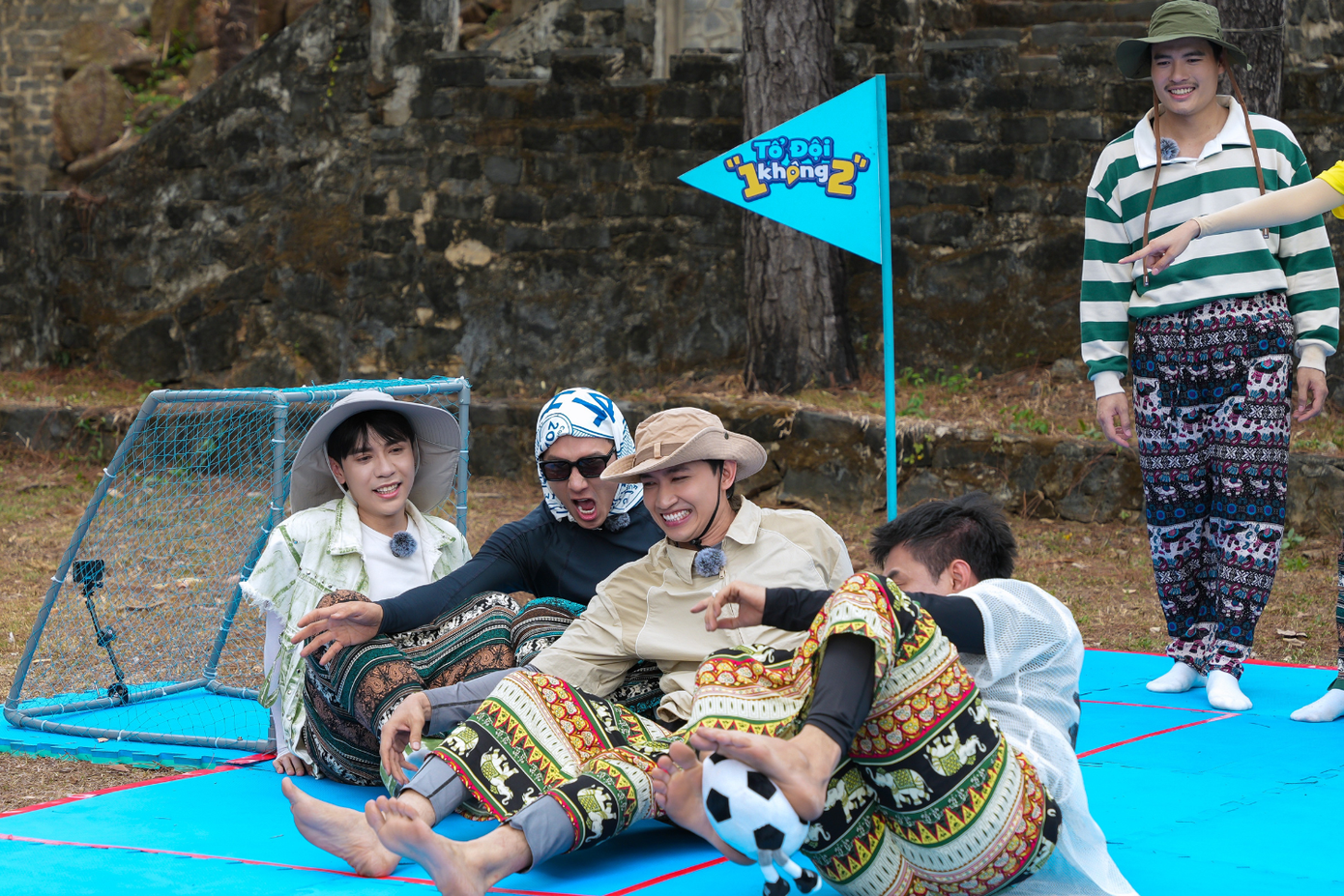 Quang Hùng MasterD bung "skill" ngồi bệt, đá bóng trong Tổ Đội "1 Không 2". Quang Hùng MasterD bung "skill" ngồi bệt, đá bóng trong Tổ Đội "1 Không 2".