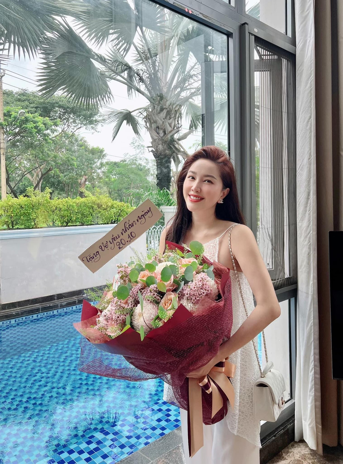 Bảo Thy &quot;tươi hết nấc&quot; bên bó hoa được ông xã tặng dịp 20/10.