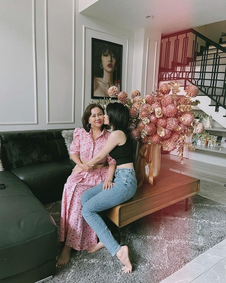 Nữ ca sĩ từng mua nhà tặng mẹ.